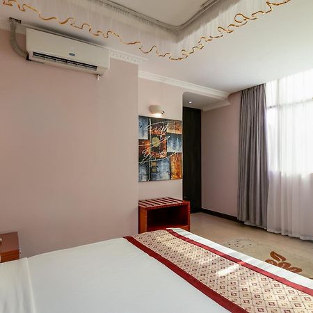 Russell Hotel Kampala Buitenkant foto