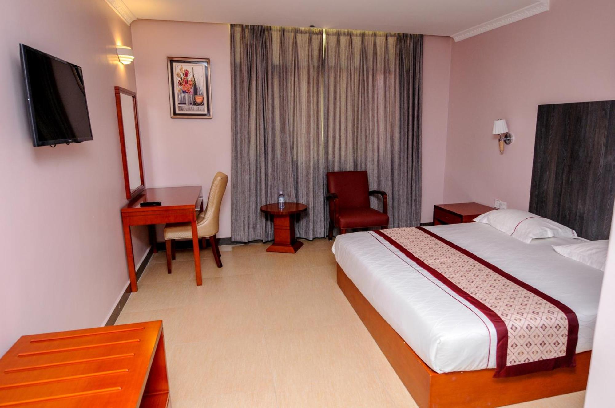 Russell Hotel Kampala Buitenkant foto