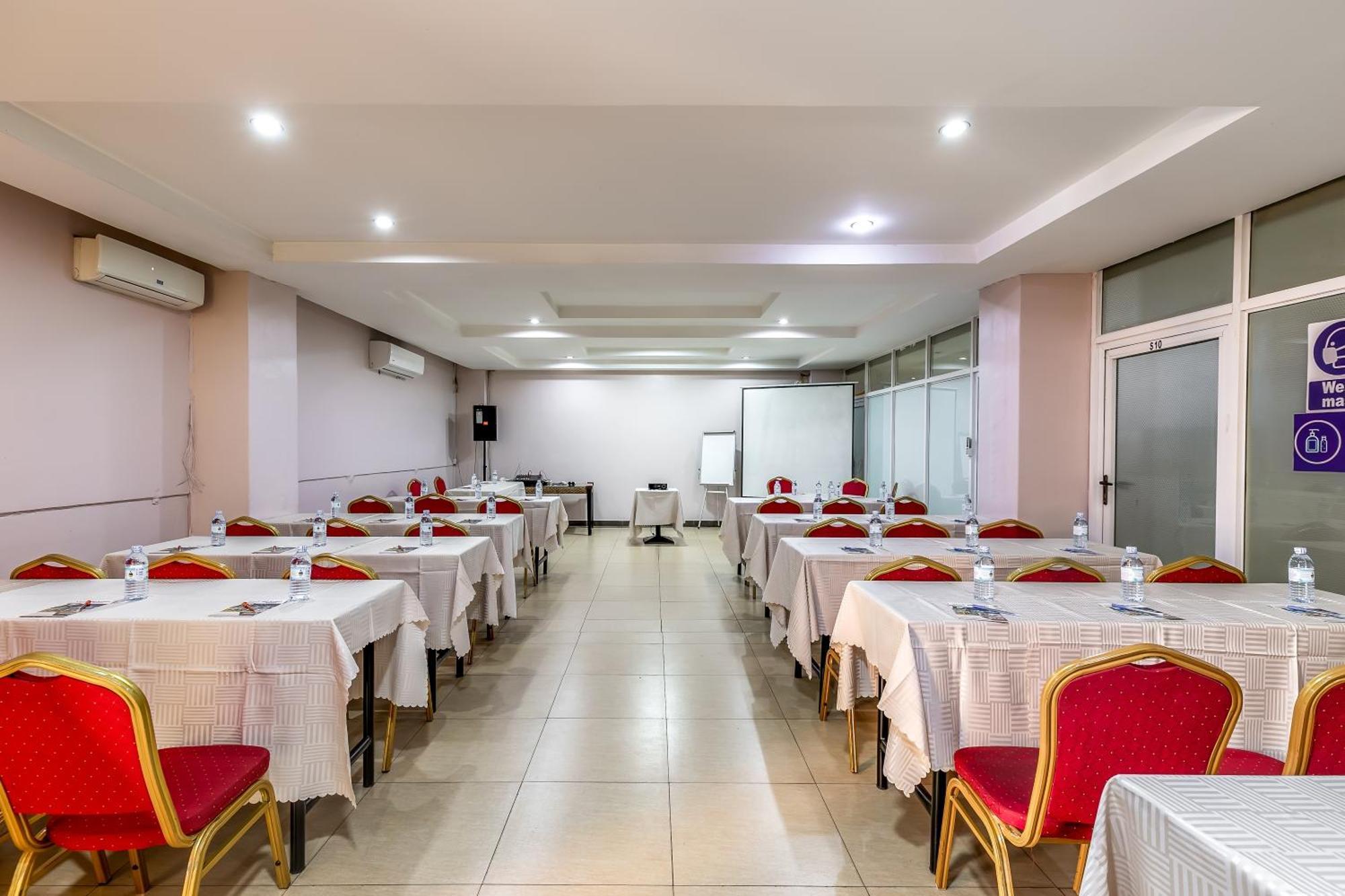 Russell Hotel Kampala Buitenkant foto