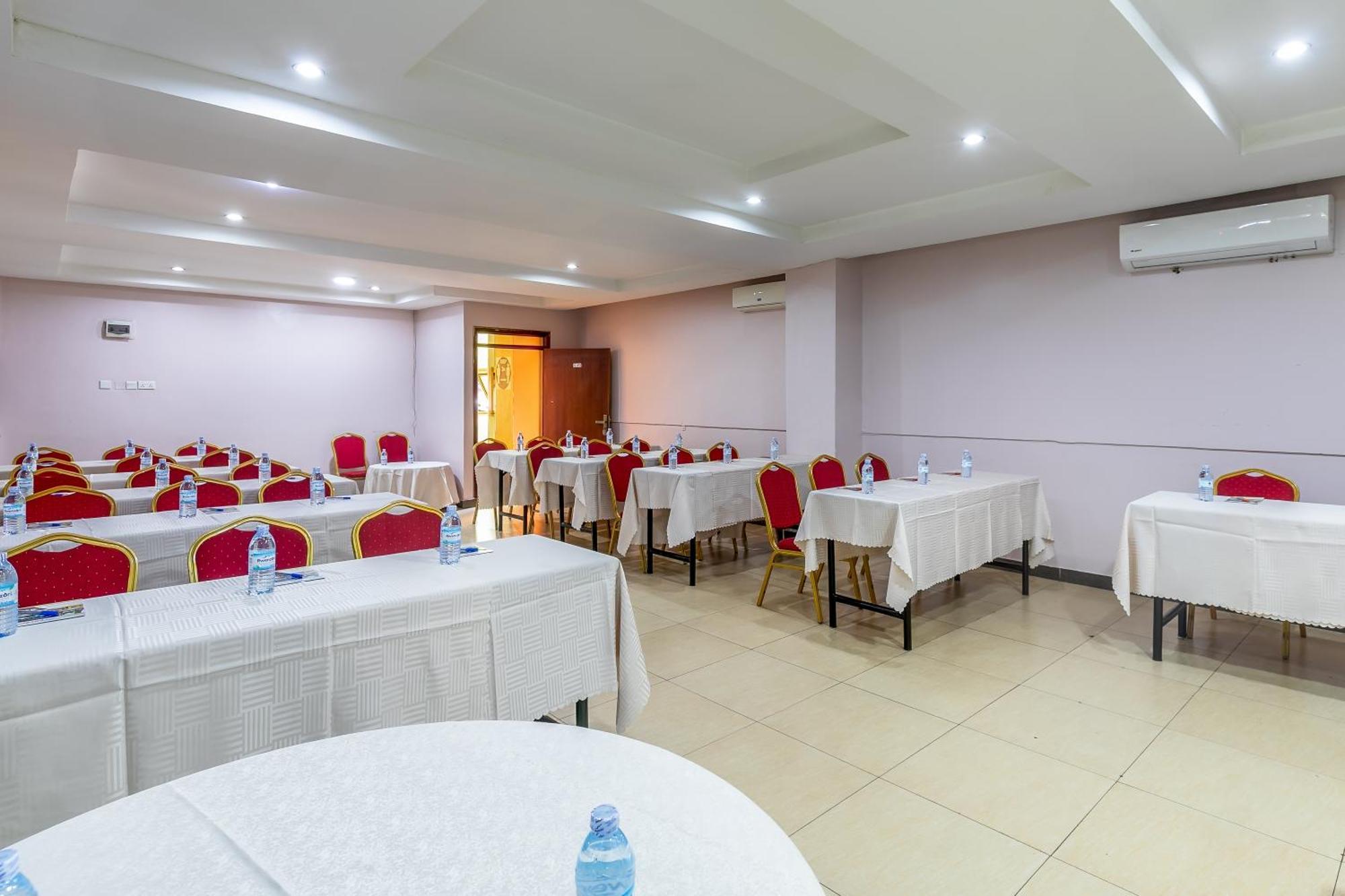 Russell Hotel Kampala Buitenkant foto