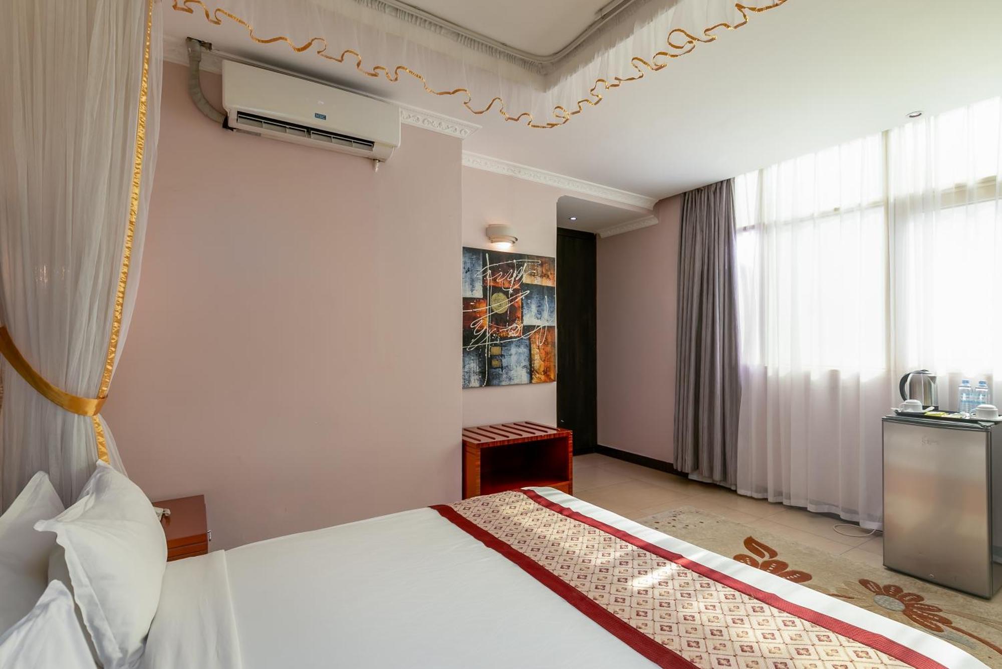 Russell Hotel Kampala Buitenkant foto