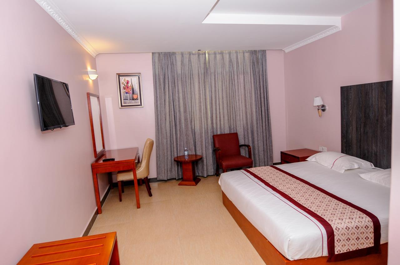 Russell Hotel Kampala Buitenkant foto