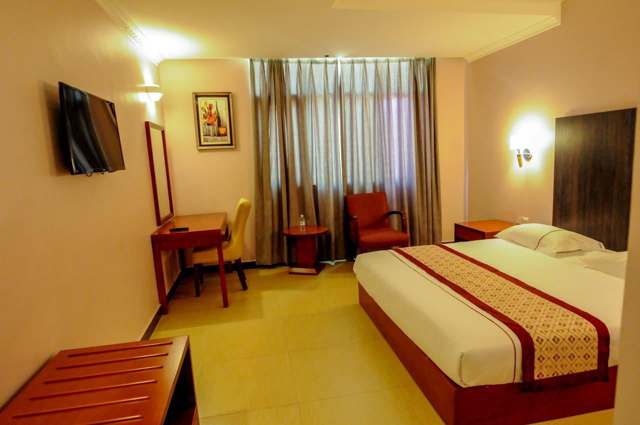 Russell Hotel Kampala Buitenkant foto